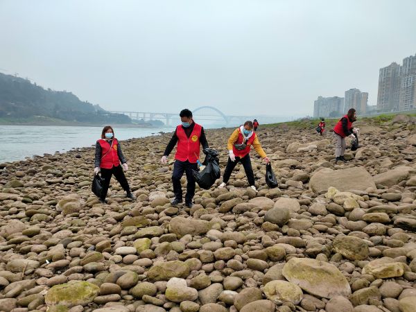 宜宾：冒细雨江边捡拾垃圾 保护母亲河志愿者在行动