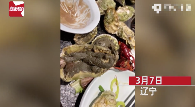 女子吃人均98元海鲜自助，敲开生蚝后画面使网友