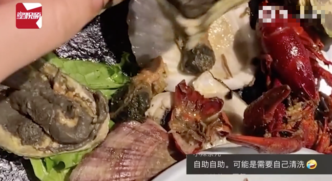 女子吃人均98元海鲜自助，敲开生蚝后画面使网友