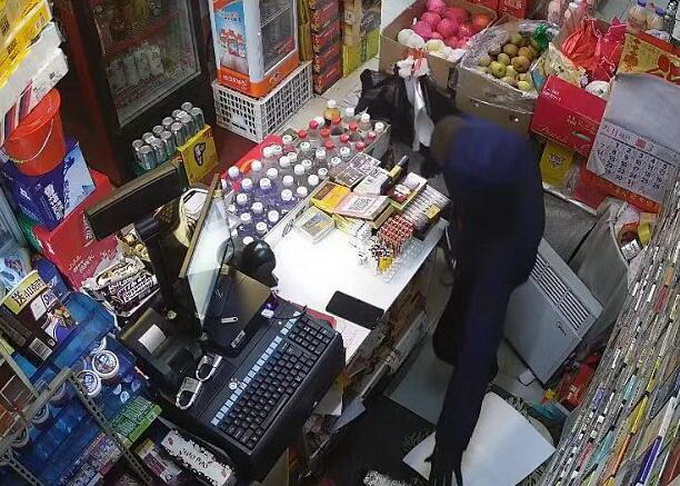 清晨6点多，男子一次要买12提卫生纸，女店主：这不正常