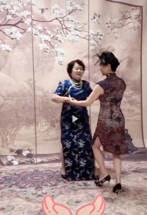 朱军80岁岳母与3女儿穿旗袍跳舞，胸前珍珠项链