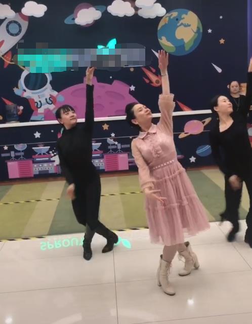 朱军80岁岳母与3女儿穿旗袍跳舞，胸前珍珠项链