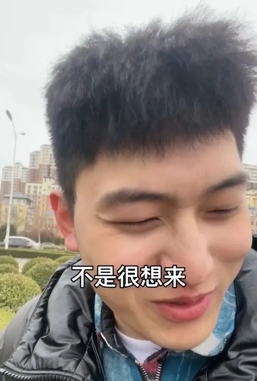 山东女子学院开学，男生“满脸拒绝”称不想来，原因笑喷