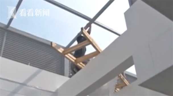 尴尬！高铁站厕所天花板反光 女厕&quot;坑位&qu