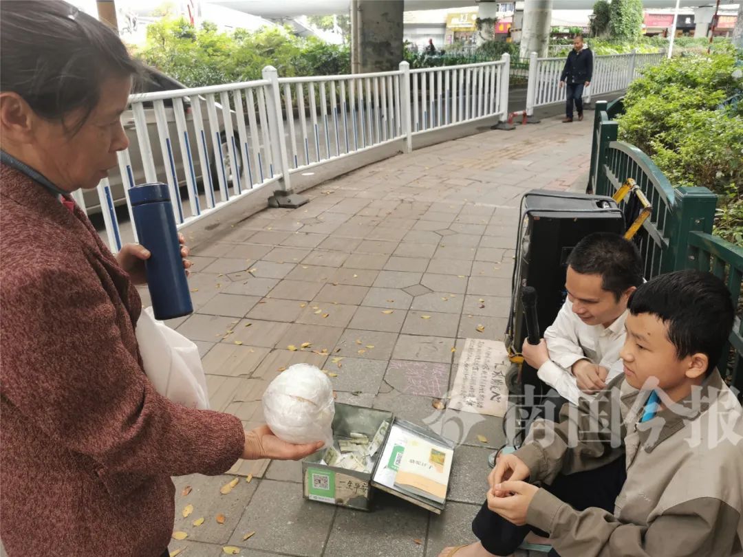 13歲少年柳州街頭苦讀，陪盲父賣唱7年：手中有未來，肩上是擔(dān)當(dāng)