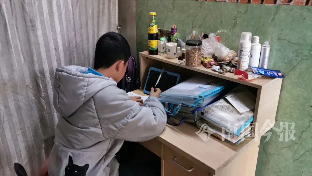 13歲少年柳州街頭苦讀，陪盲父賣唱7年：手中有未來，肩上是擔(dān)當(dāng)