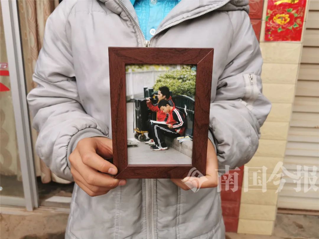 13歲少年柳州街頭苦讀，陪盲父賣唱7年：手中有未來，肩上是擔(dān)當(dāng)