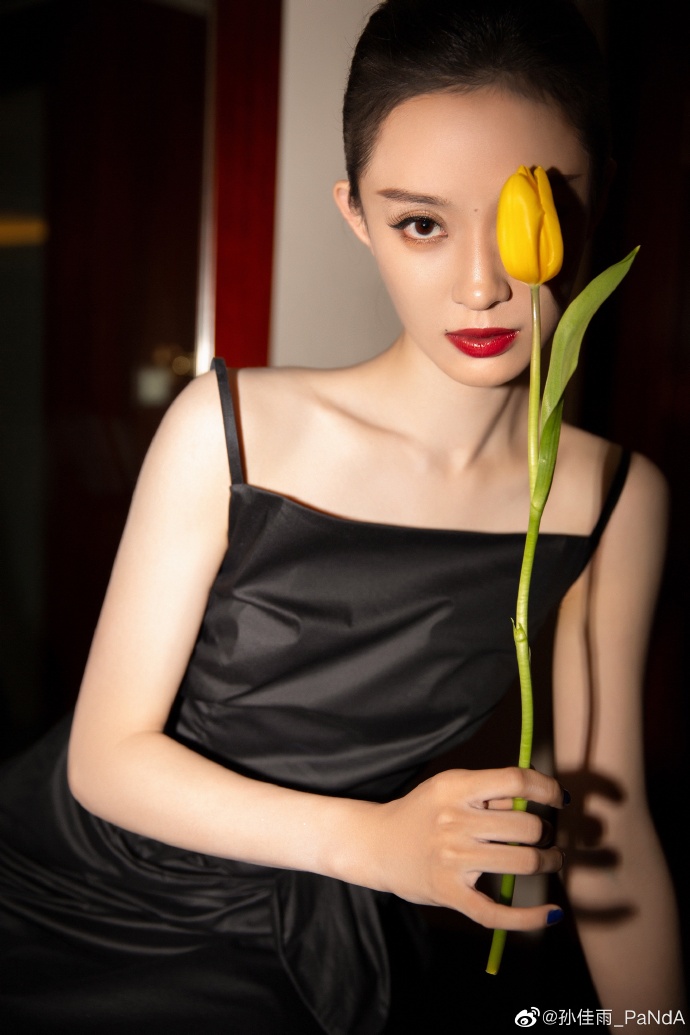 孙佳雨黑吊带裙配红唇 光影下风姿绰约