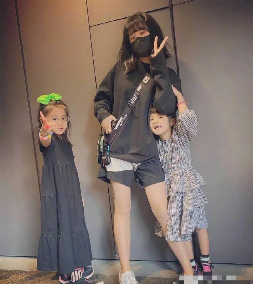 賈靜雯為小女兒慶生，4歲波妞戴皇冠似公主，3個女兒一個比一個美