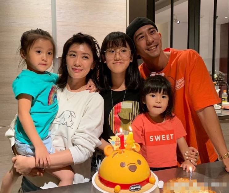 賈靜雯為小女兒慶生，4歲波妞戴皇冠似公主，3個女兒一個比一個美