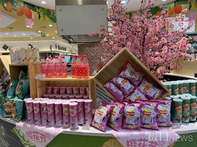 多家品牌攀上“樱花枝”，推出樱花产品受追捧，专家认为产业将达千万亿级