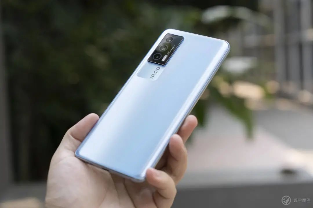 Vogue + naval vessel experiences Shuang Xinqi of electric contest IQOO Neo5