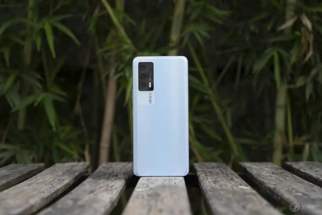 Vogue + naval vessel experiences Shuang Xinqi of electric contest IQOO Neo5