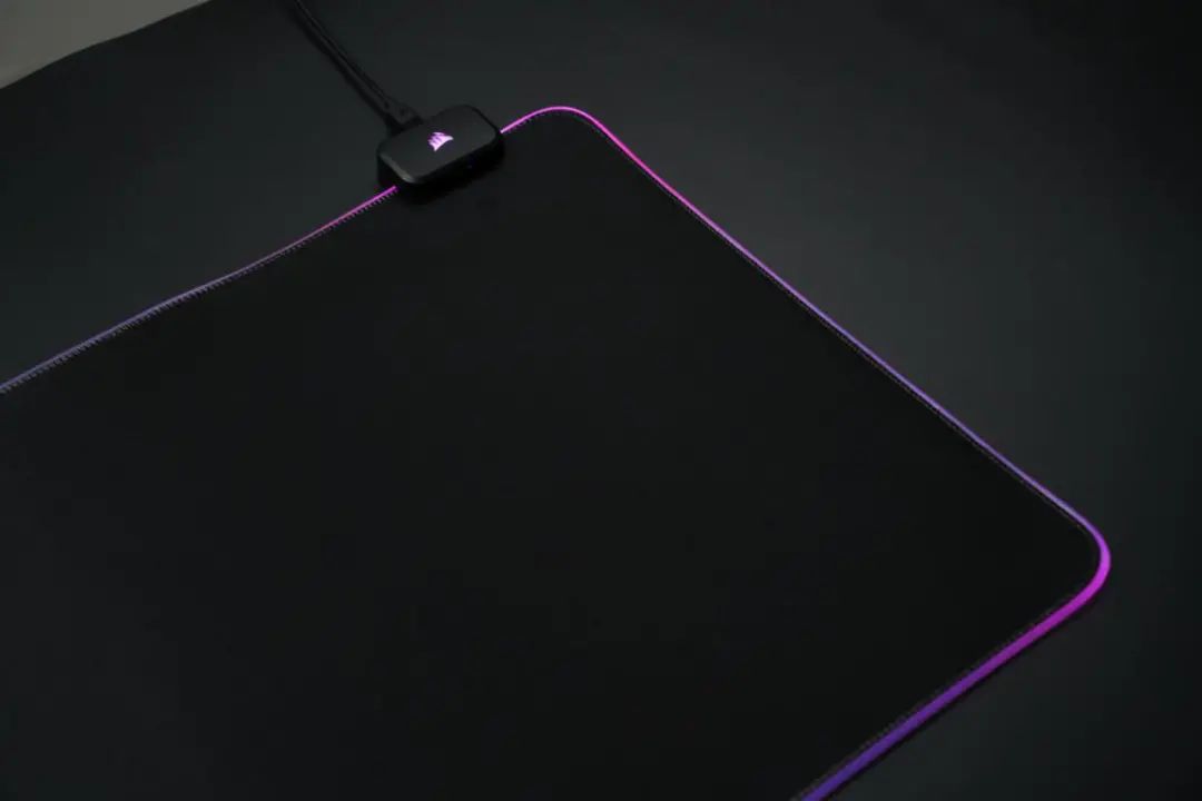 巨型发光HUB桌布：美商海盗船MM700 RGB鼠标布垫体验