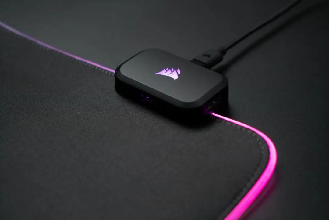 巨型发光HUB桌布：美商海盗船MM700 RGB鼠标布垫体验