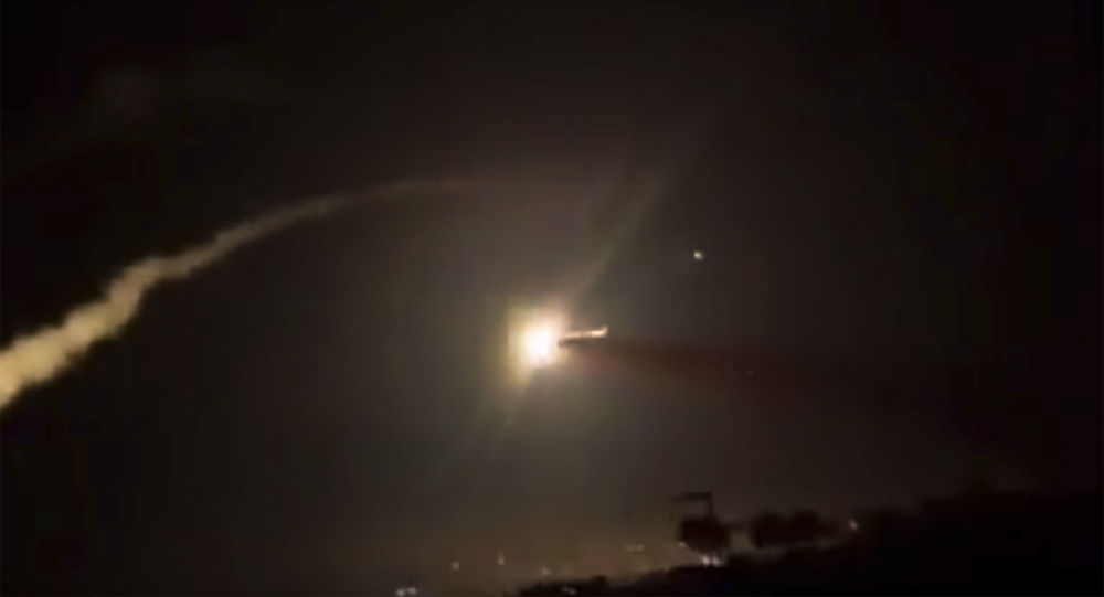 以色列空袭叙利亚首都大马士革，多枚导弹被拦截，现场画面曝光