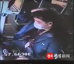 江苏一男子用玻璃杯“爆头”公交车司机，身份竟是老师！结局引起舒适