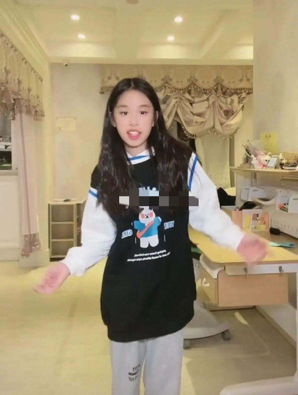 张庭女儿晒跳舞视频，自信大方又美丽，网友：