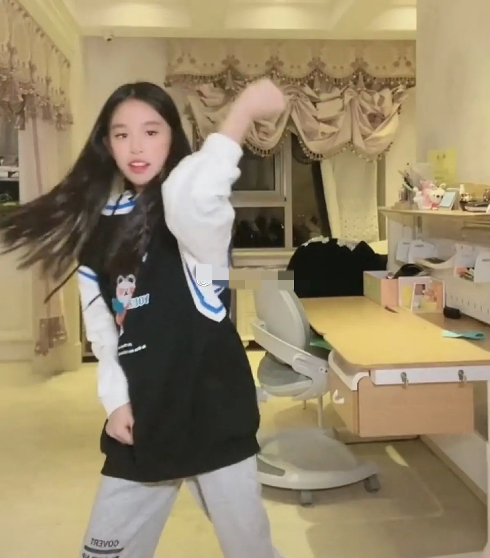 张庭女儿晒跳舞视频，自信大方又美丽，网友：