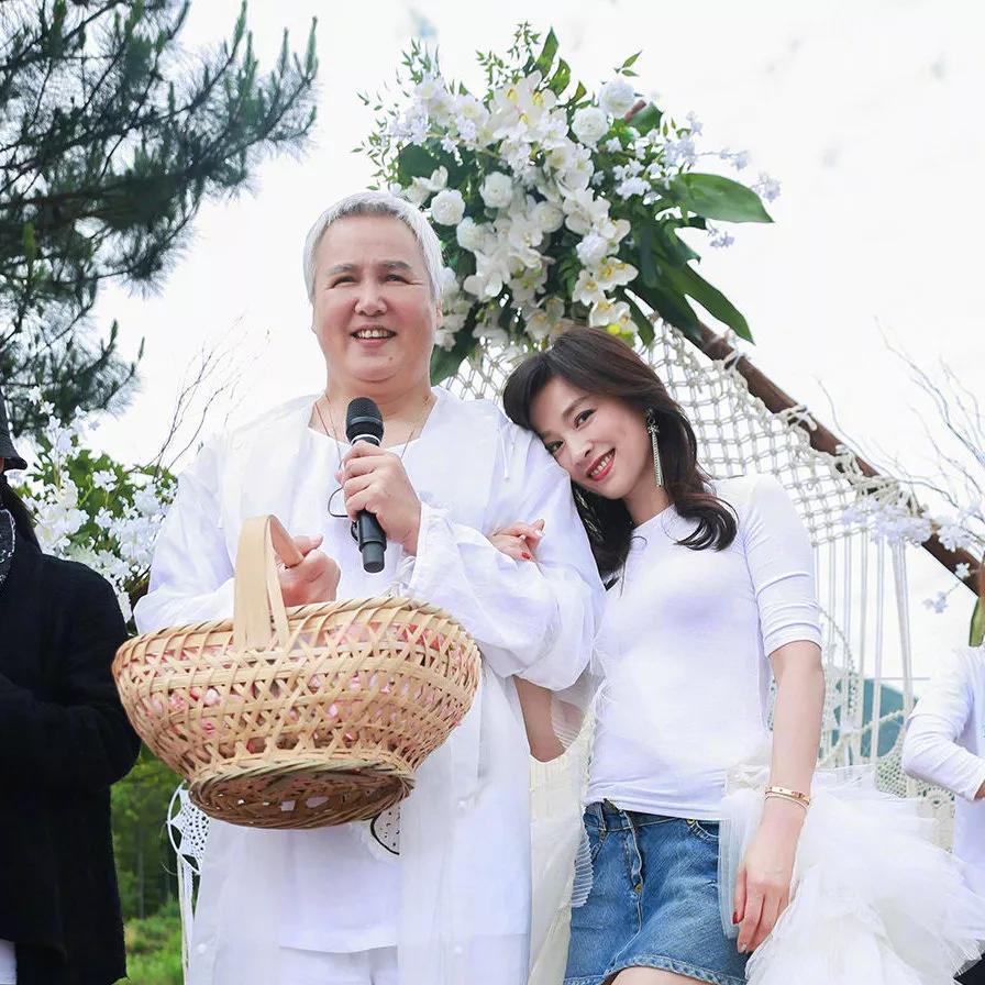 张庭女儿晒跳舞视频，自信大方又美丽，网友：