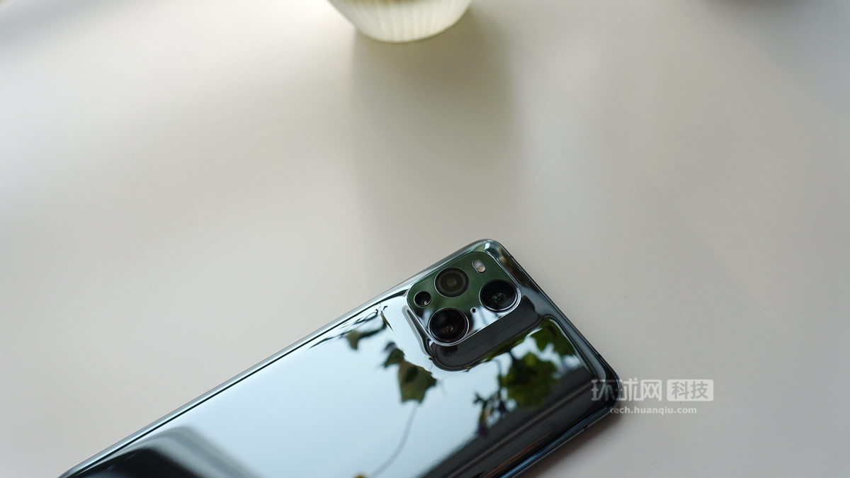 OPPO Find X3 opens box: Of lens black match colors " impossible curved surface "
