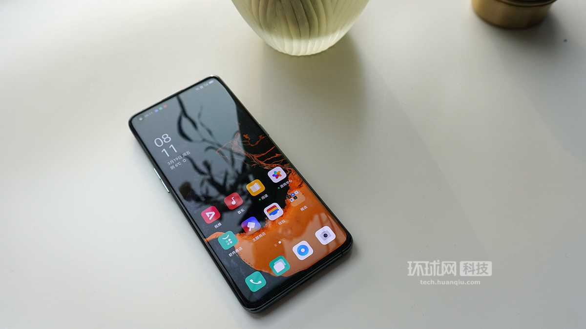 OPPO Find X3 opens box: Of lens black match colors " impossible curved surface "