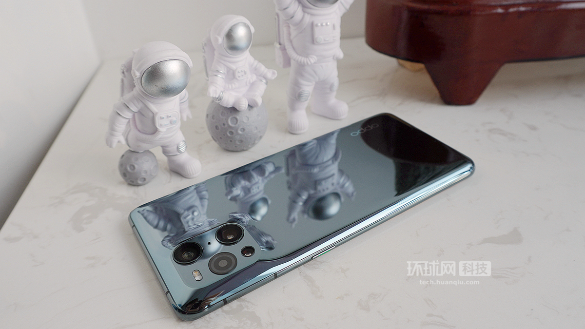 OPPO Find X3 opens box: Of lens black match colors " impossible curved surface "