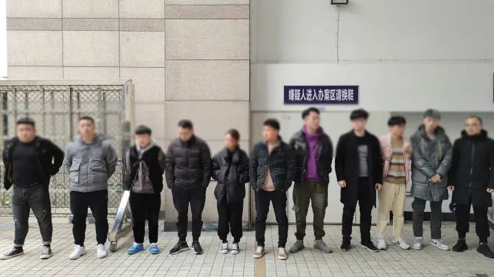 炒股亏了8万多，浙江阿姨突然被踢出群！背后牵出2000万大案
