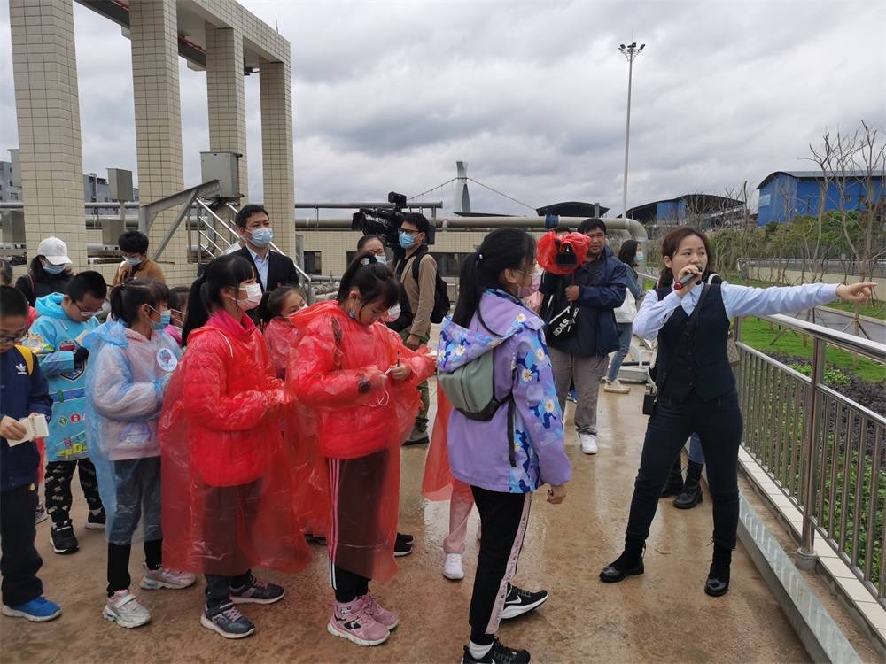 南宁市民走进污水处理厂，探究污水变清水的奥秘