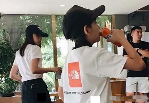 董洁带儿子逛公园被偶遇，发际线堪忧，12岁顶顶身高猛长直逼妈妈