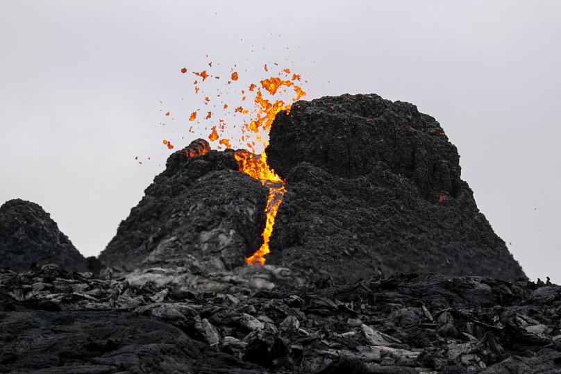 冰岛人的周末历险：喷发的火山美不美？熔岩烤肠香不香？