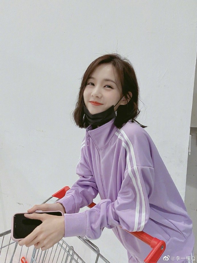 Li Yitong basks in recreational modelling photo to toot the mouth smiles super and lovely