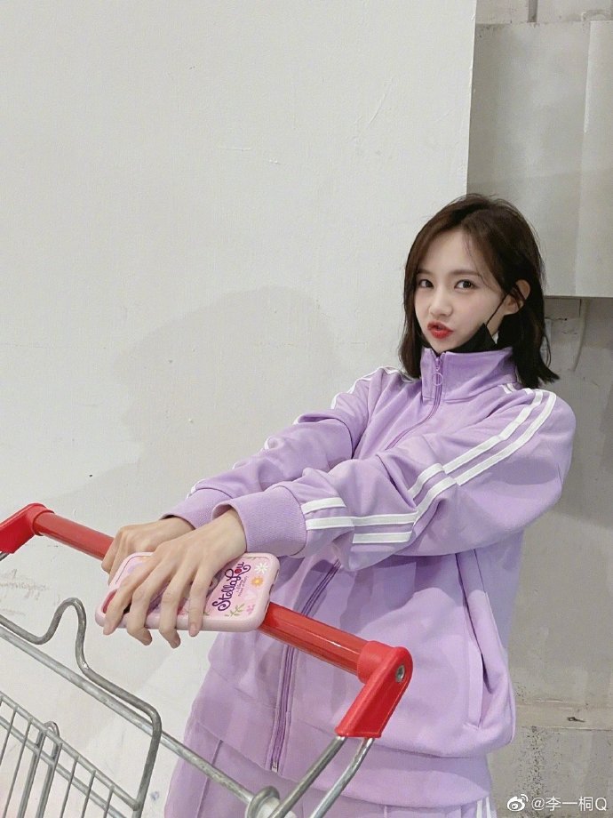 Li Yitong basks in recreational modelling photo to toot the mouth smiles super and lovely