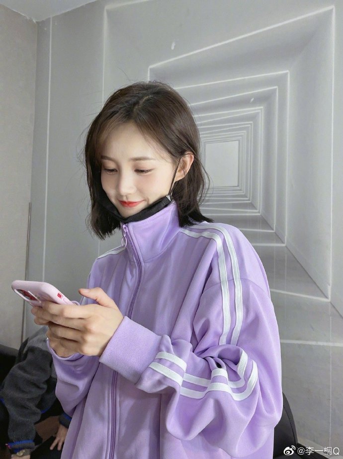 Li Yitong basks in recreational modelling photo to toot the mouth smiles super and lovely