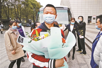 北京援鄂醫(yī)護重回武漢赴櫻花之約