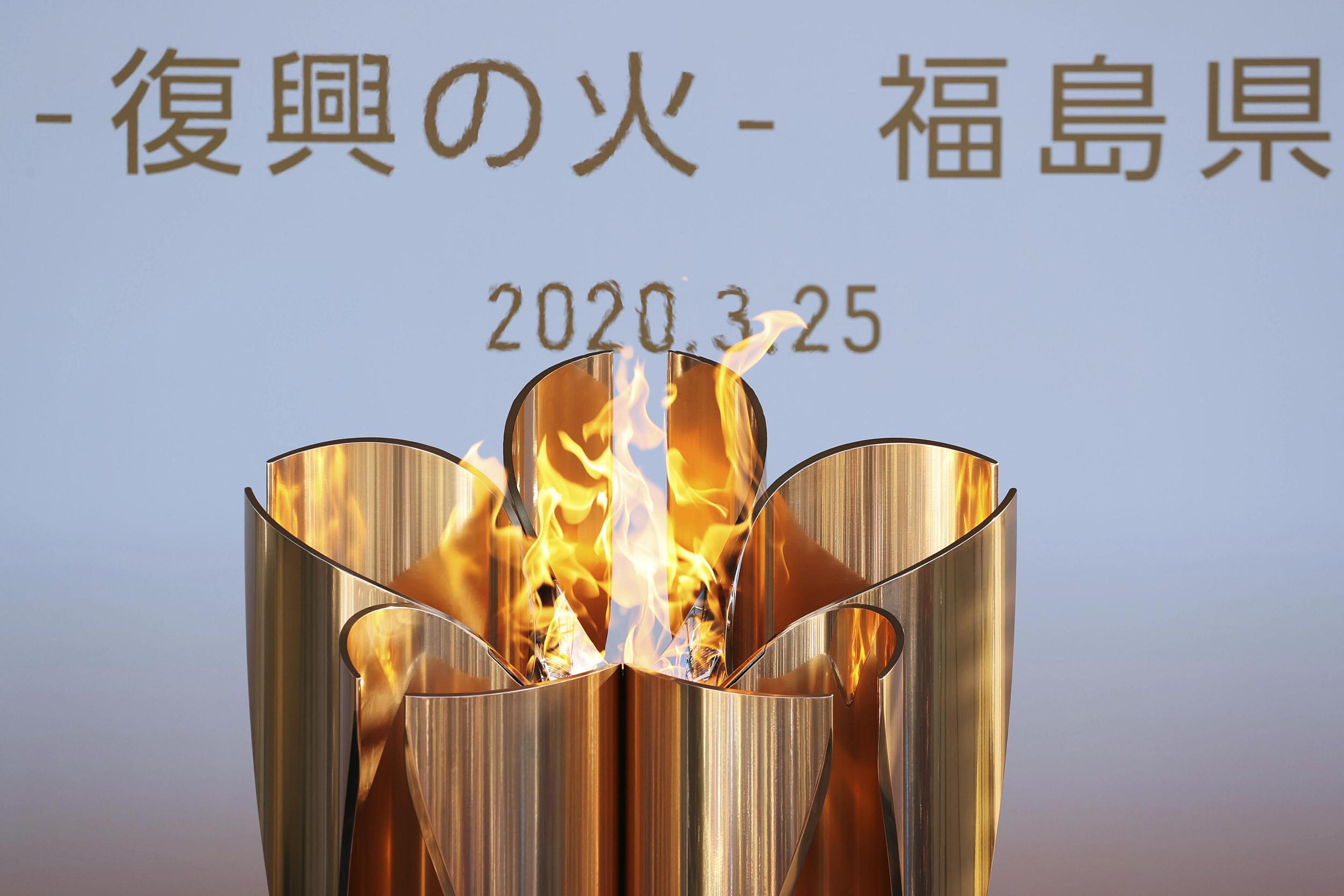 The fire of Olympic Games emperor with close-up labyrinthian ｜ is delivered, the spark that never goes out hopes