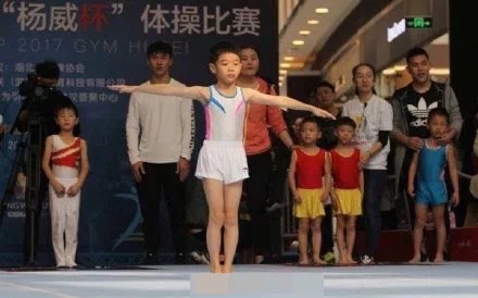 楊威兒子楊陽洋打高爾夫，動作標準身高猛躥，昔日萌娃長成小帥哥