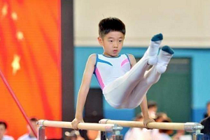 楊威兒子楊陽洋打高爾夫，動作標準身高猛躥，昔日萌娃長成小帥哥