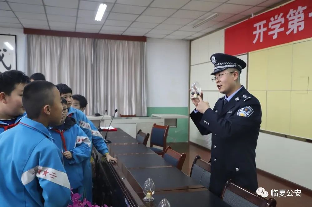 【我为群众办实事】全州公安机关开展“全国中小学生安全教育日”主题宣传活动