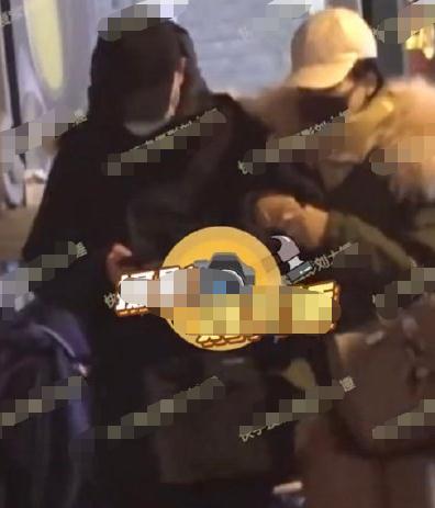 文章新恋情疑曝光，两人亲密互动同回家，挽手细节被说像姚笛