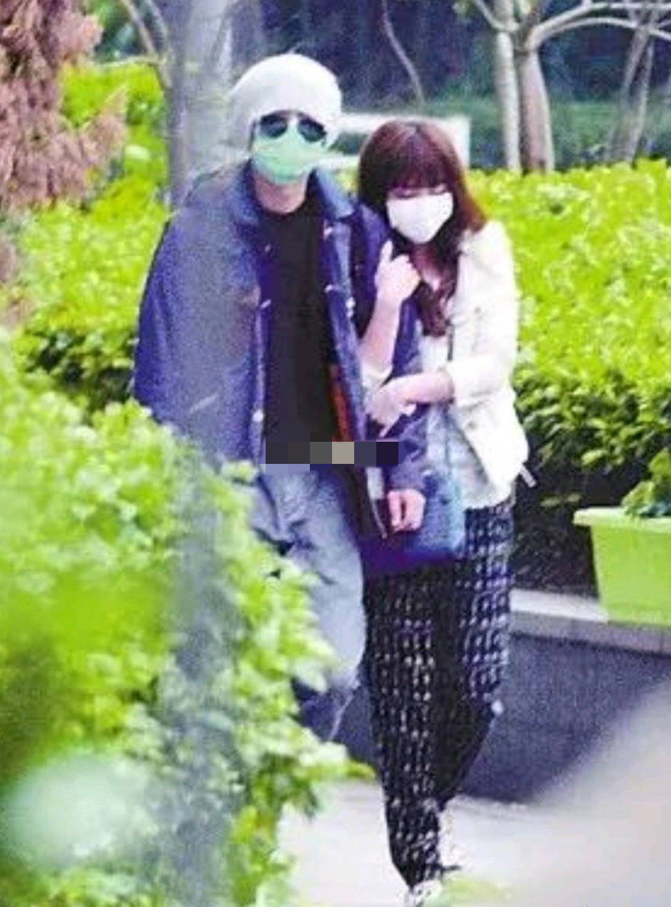 文章新恋情疑曝光，两人亲密互动同回家，挽手细节被说像姚笛