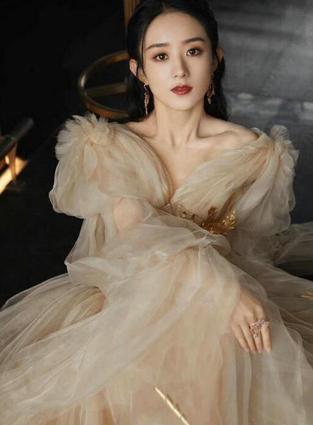 芭莎红毯女明星争艳：baby倪妮礼服靠颜撑，赵丽