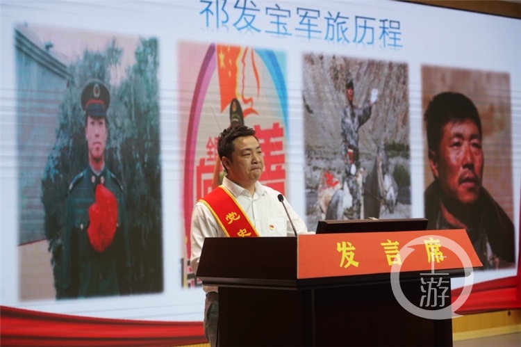 Promote the gas of the hero of party history to listen to Qi Fabao's comrade-in-arms to relate heroic story