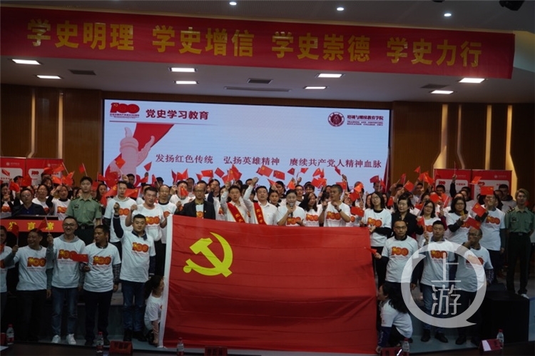 Promote the gas of the hero of party history to listen to Qi Fabao's comrade-in-arms to relate heroic story