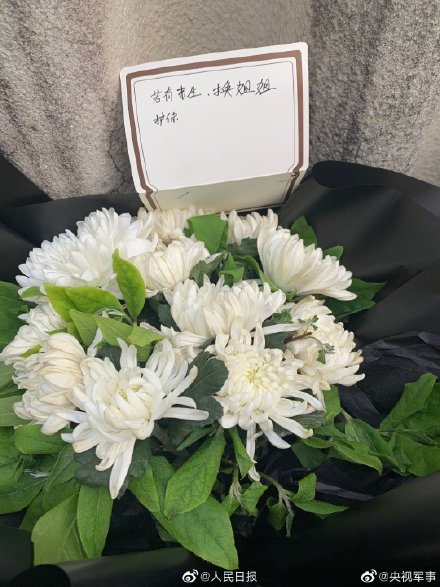 There are a piece of such cards before Chen Xiangrong portrait of the deceased: If have a future life, change an elder sister to protect you