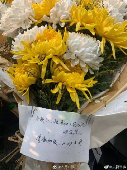 There are a piece of such cards before Chen Xiangrong portrait of the deceased: If have a future life, change an elder sister to protect you