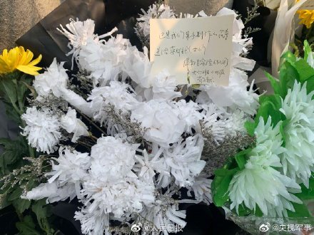 There are a piece of such cards before Chen Xiangrong portrait of the deceased: If have a future life, change an elder sister to protect you