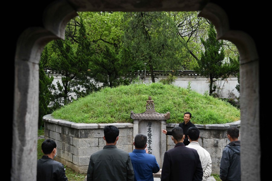 “诗仙”守墓人：一诺千年的守护