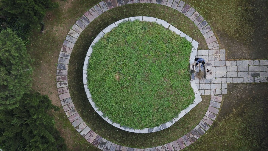 “诗仙”守墓人：一诺千年的守护