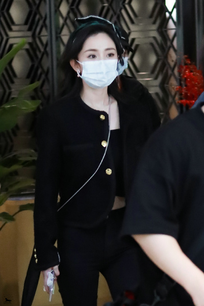 Bowknot of beautiful leg of fine waist of show of modelling of Yang Mi All Black sends band to match earring of sweet a peach-shaped thing to decrease age nifty